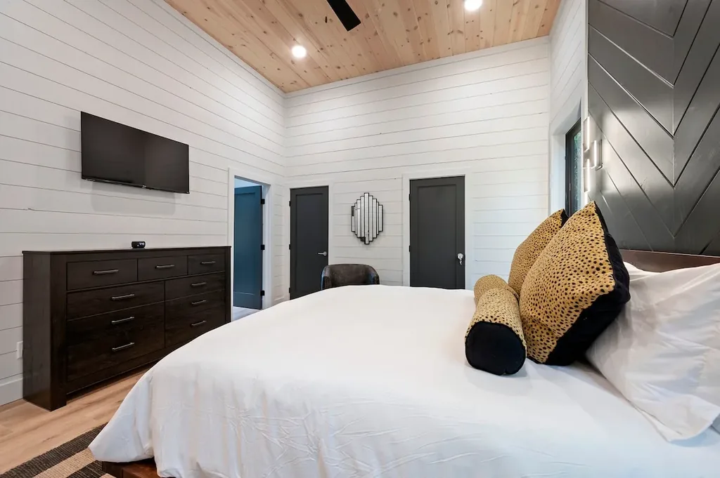 Bedroom 1 at The Arcadia in Broken Bow (view 4)