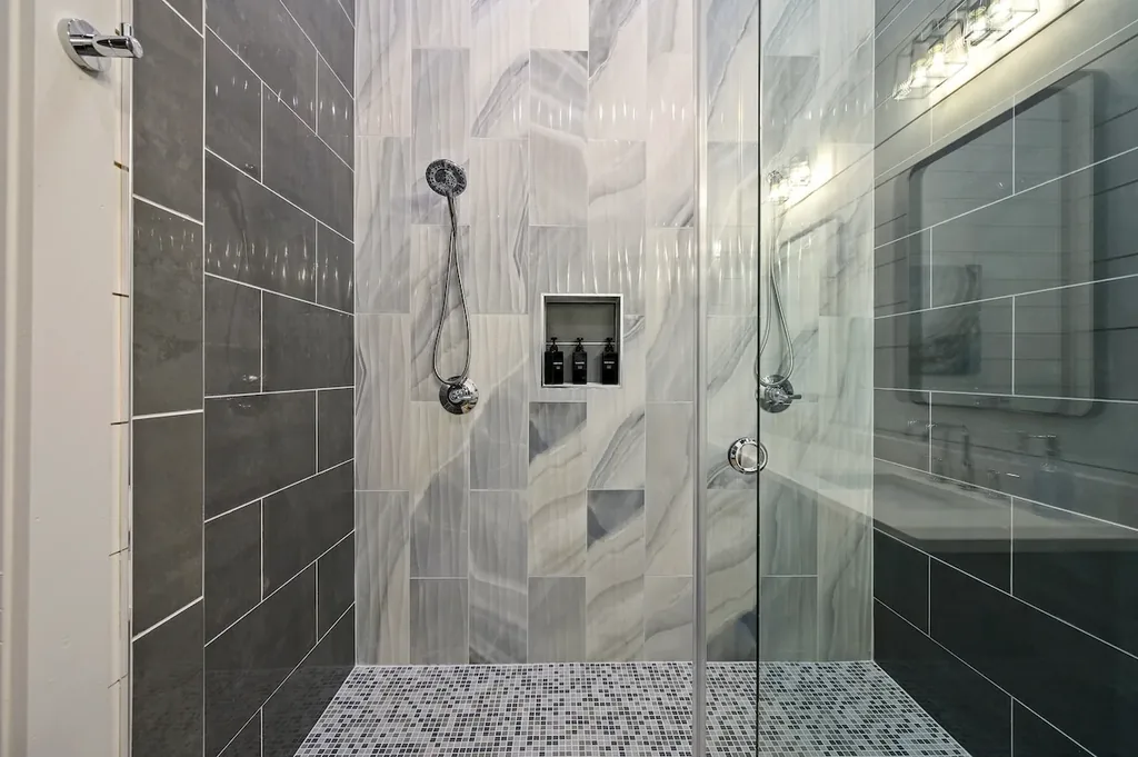 Full Bathroom 5 at The Arcadia in Broken Bow (view 2)