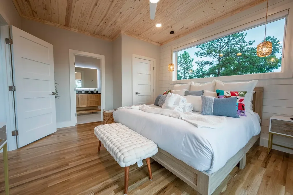King Suite 1 at The Aroha in Broken Bow — view 3
