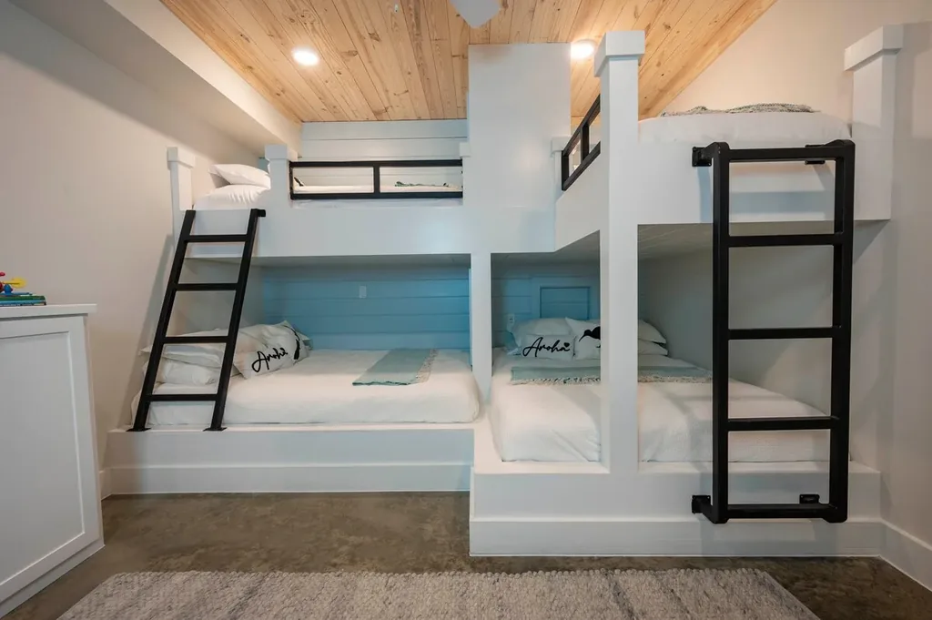 Bunk Room at The Aroha in Broken Bow — view 3
