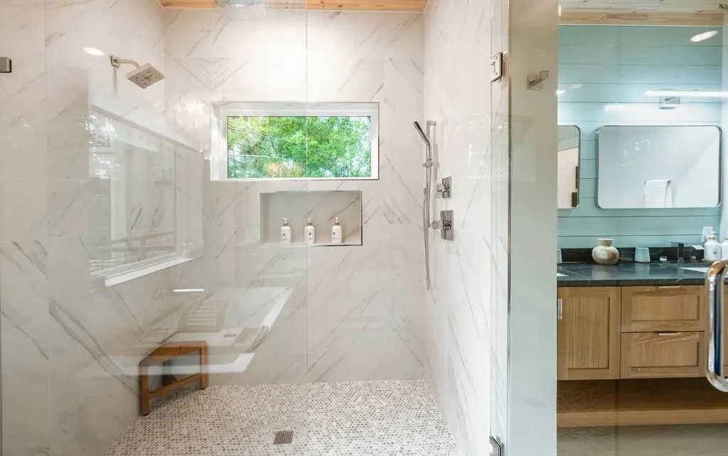 Full Bathroom 1 at The Aroha in Broken Bow — view 7