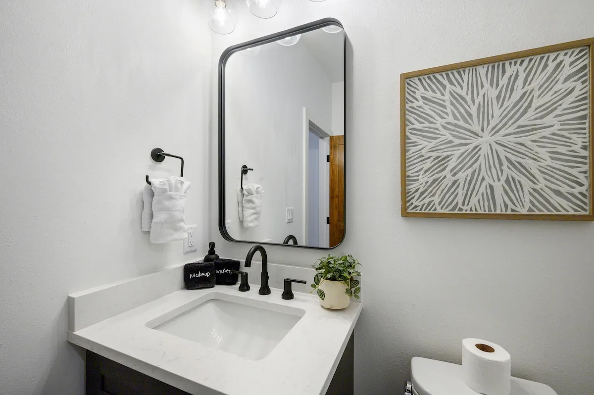 Bathroom 2 at The Black-Beary — photo 1