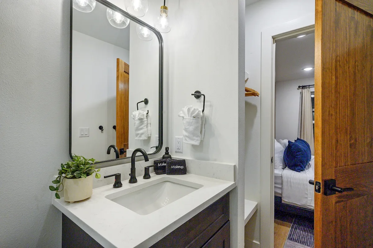 Bathroom 4 at The Black-Beary — photo 1