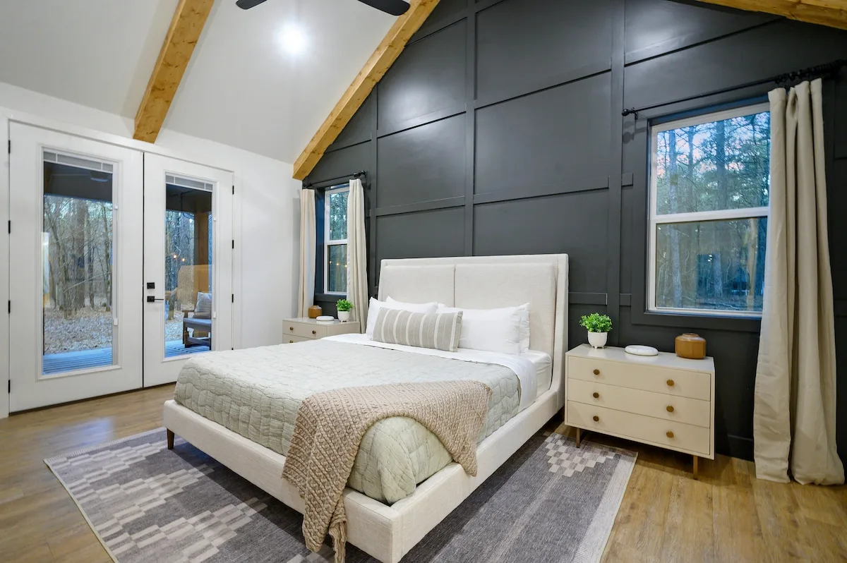 Primary king suite with ensuite bath at The Black-Beary — photo 2