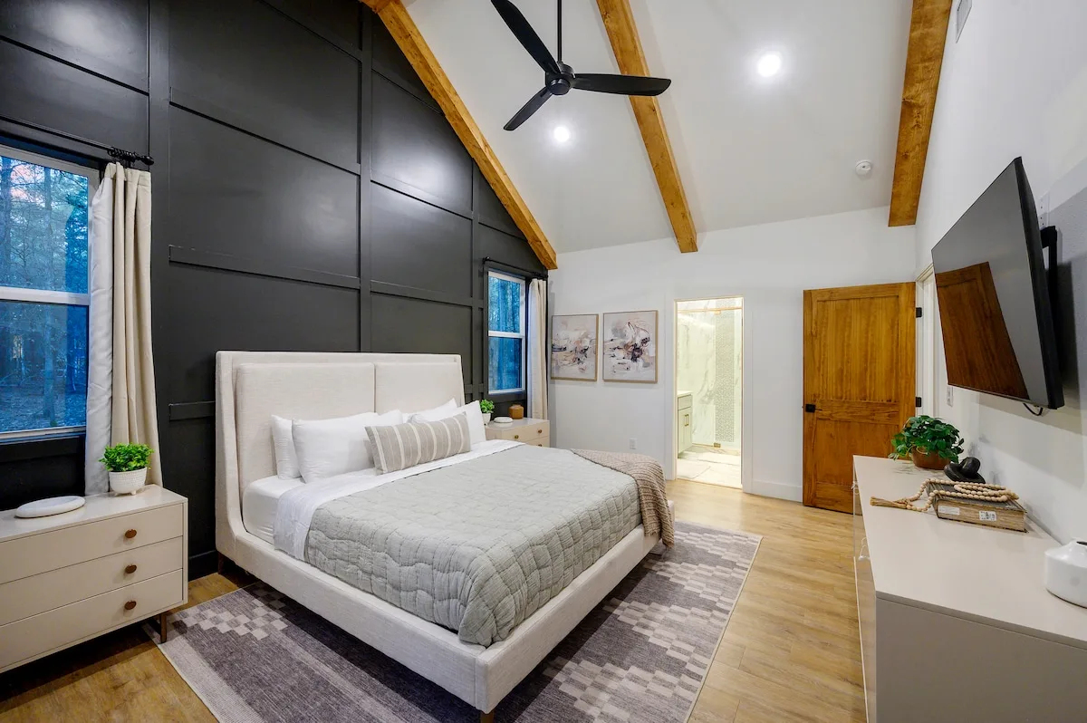 Primary king suite with ensuite bath at The Black-Beary — photo 3