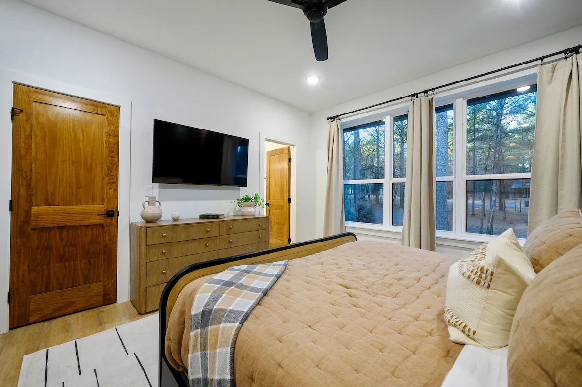 Second king suite with ensuite bath at The Black-Beary — photo 3