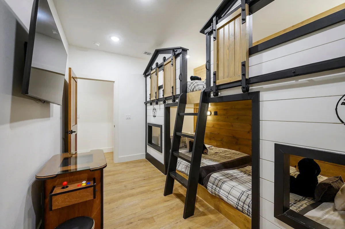 Main-floor bunk room with four queen beds at The Black-Beary — photo 2