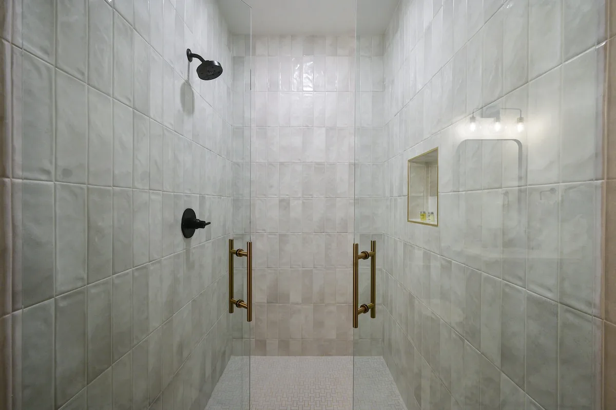 Bathroom 2 at The Black-Beary — photo 2