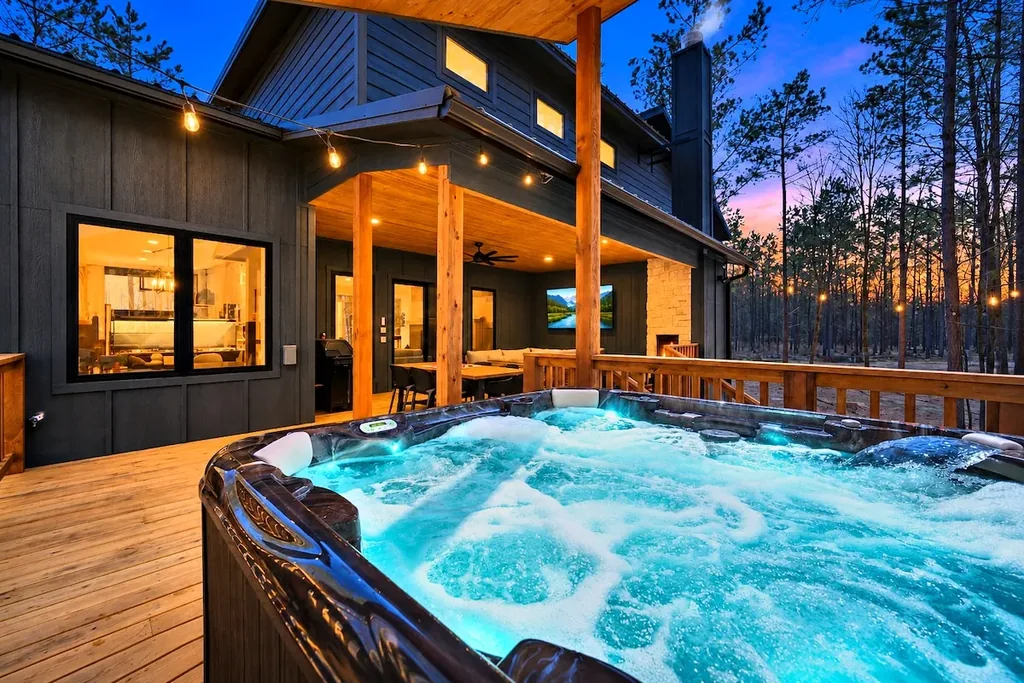 Blue Note — Soak in your private hot tub on the deck while the outdoor fireplace and TV set the scene for the evening.