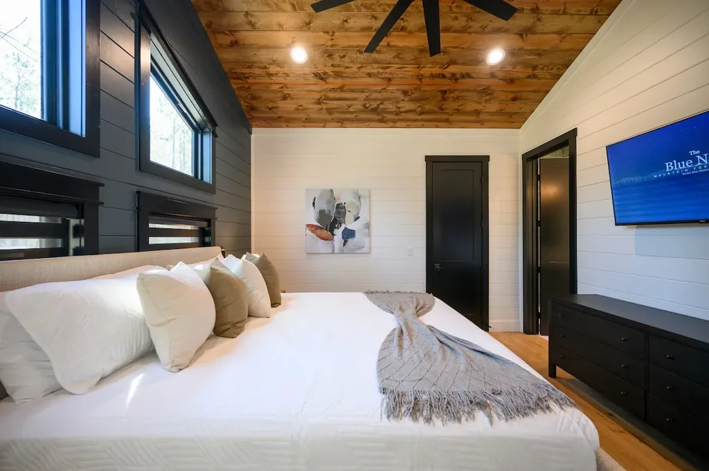 Blue Note — King Suite 1, Airbnb photo 27