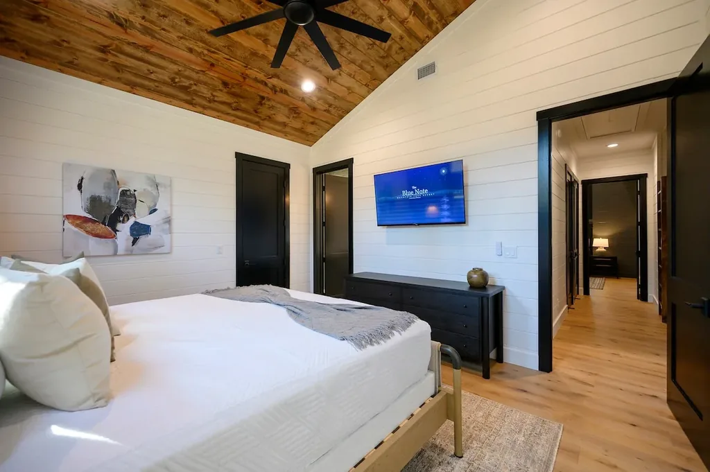 Blue Note — King Suite 1, Airbnb photo 28