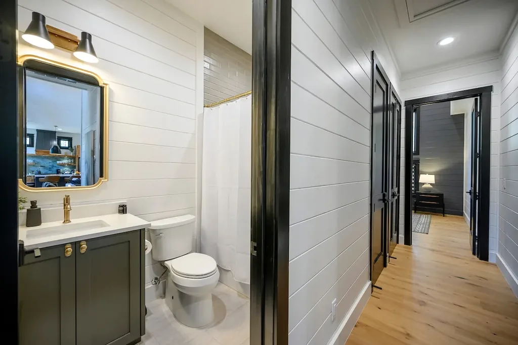 Blue Note — Full Bathroom 3, Airbnb photo 44