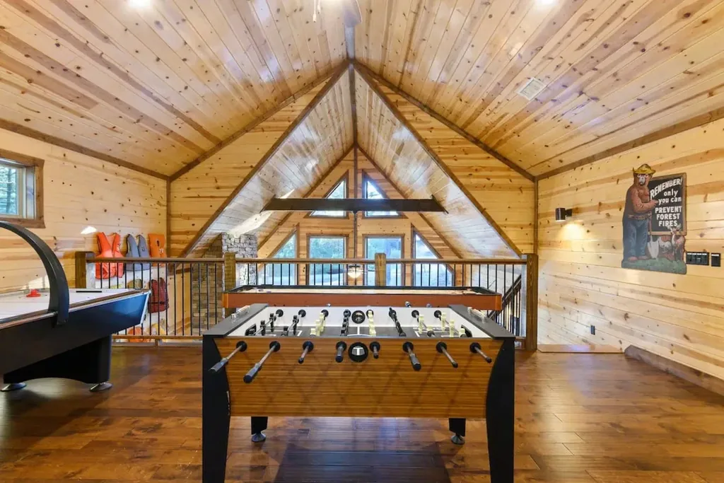 Open game loft overlooking the great room at Cami's Campout