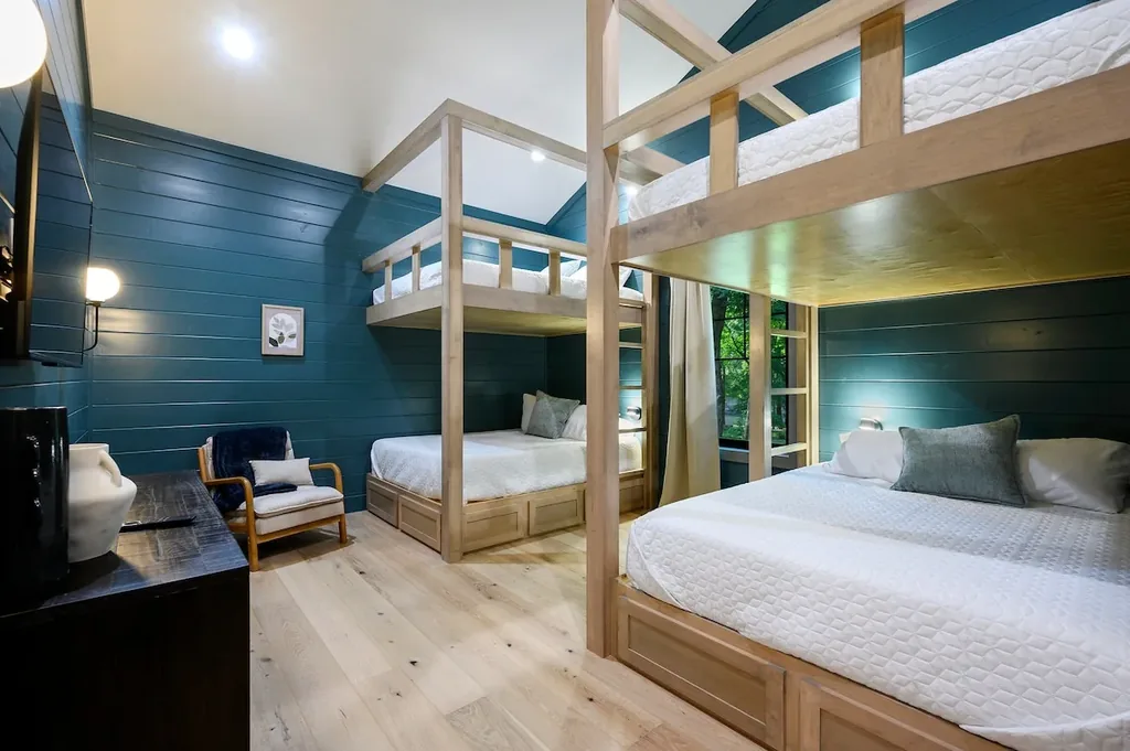 Queen bunk room at Clearwater in Broken Bow