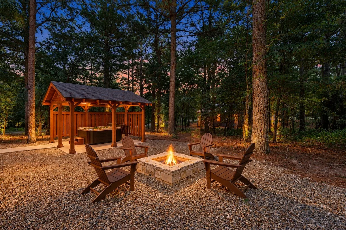 Dolce Far Nient — Unwind in the private hot tub or gather around the fire pit under the pines for an evening outdoors.