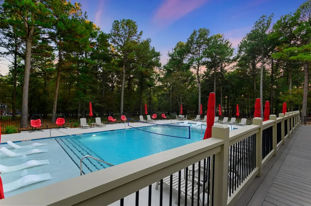 Dolce Far Nient — Cool off in the shared resort pool, complete with a volleyball net and lounge chairs, included at no extra cost during your stay.