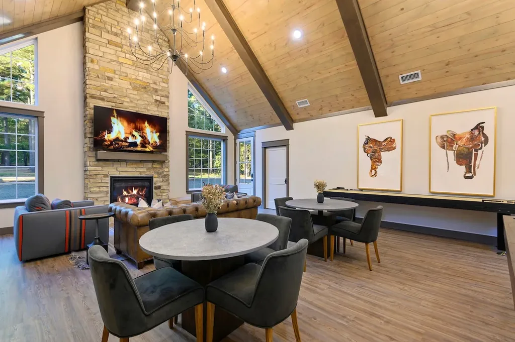 Dolce Far Nient — Shared Club House