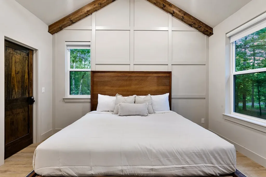 Dolce Far Nient — Wake up under a vaulted, beamed ceiling with tree views framed on two sides of the room.