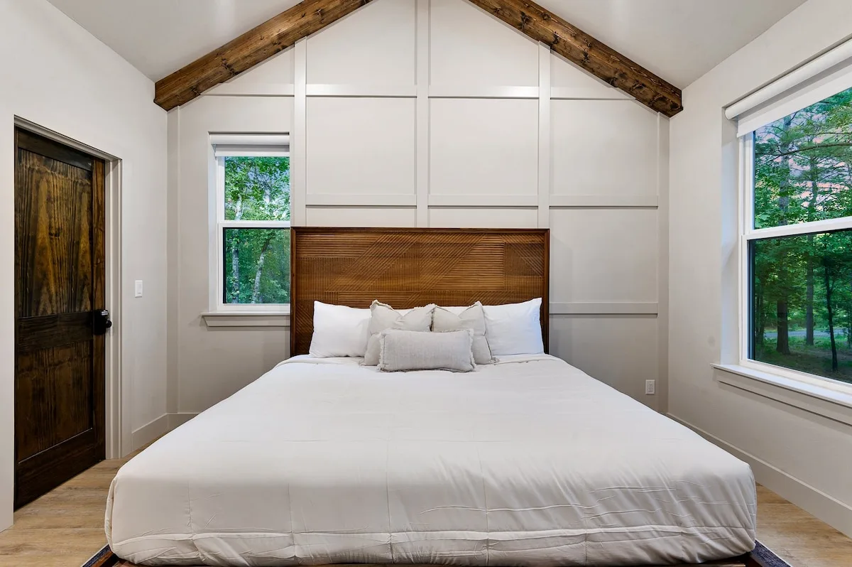 Dolce Far Nient — Wake up under a vaulted, beamed ceiling with tree views framed on two sides of the room.