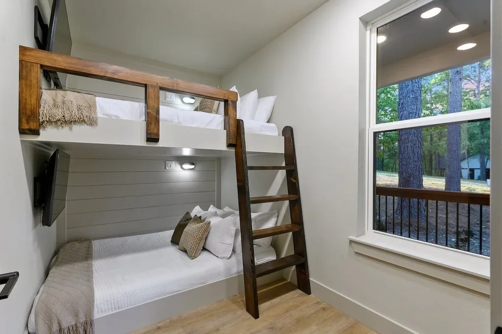 Dolce Far Nient — Queen-over-queen bunk beds with individual TVs and a private window view make this room a favorite for kids and groups traveling together.