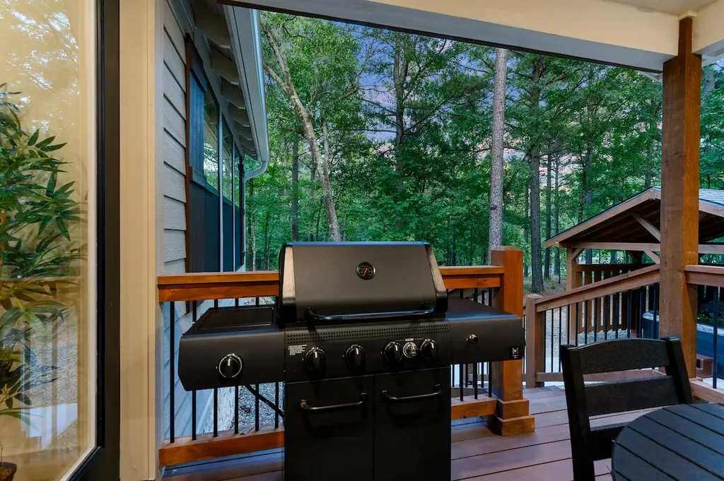 Dolce Far Nient — Grill dinner on the private deck while the surrounding trees provide a quiet, wooded backdrop.