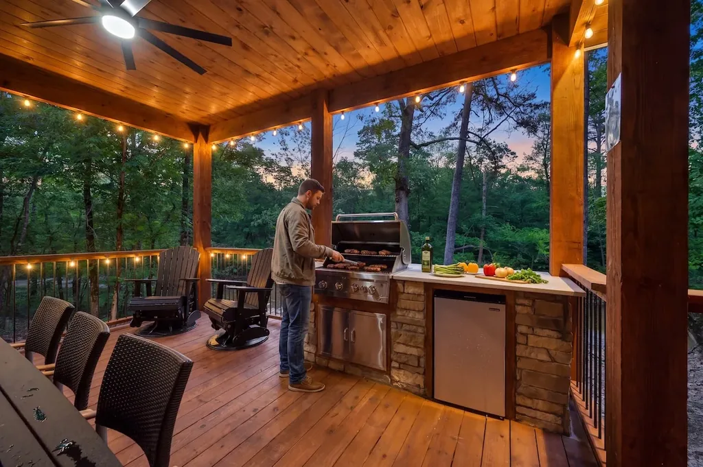 Covered outdoor kitchen and grill at Dreams & Streams