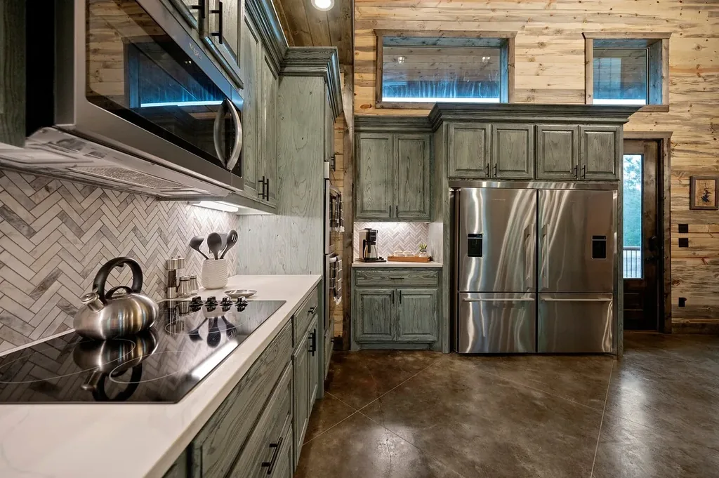 Cooktop and refrigerator in the Dreams & Streams kitchen