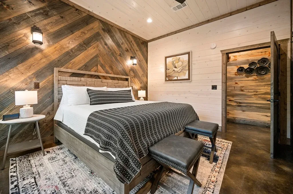 Dreams & Streams — Bedroom 1 image 2