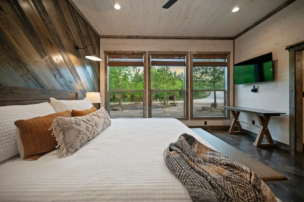 Dreams & Streams — Bedroom 2 image 3
