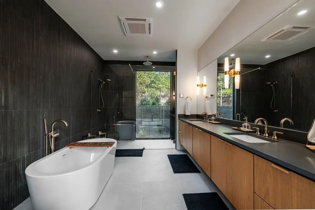 The Eleanor — bathroom, photo 2