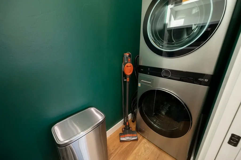 The Eleanor — laundry room, photo 2