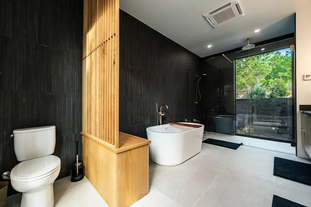 The Eleanor full bathroom at Imperial Jade in Broken Bow