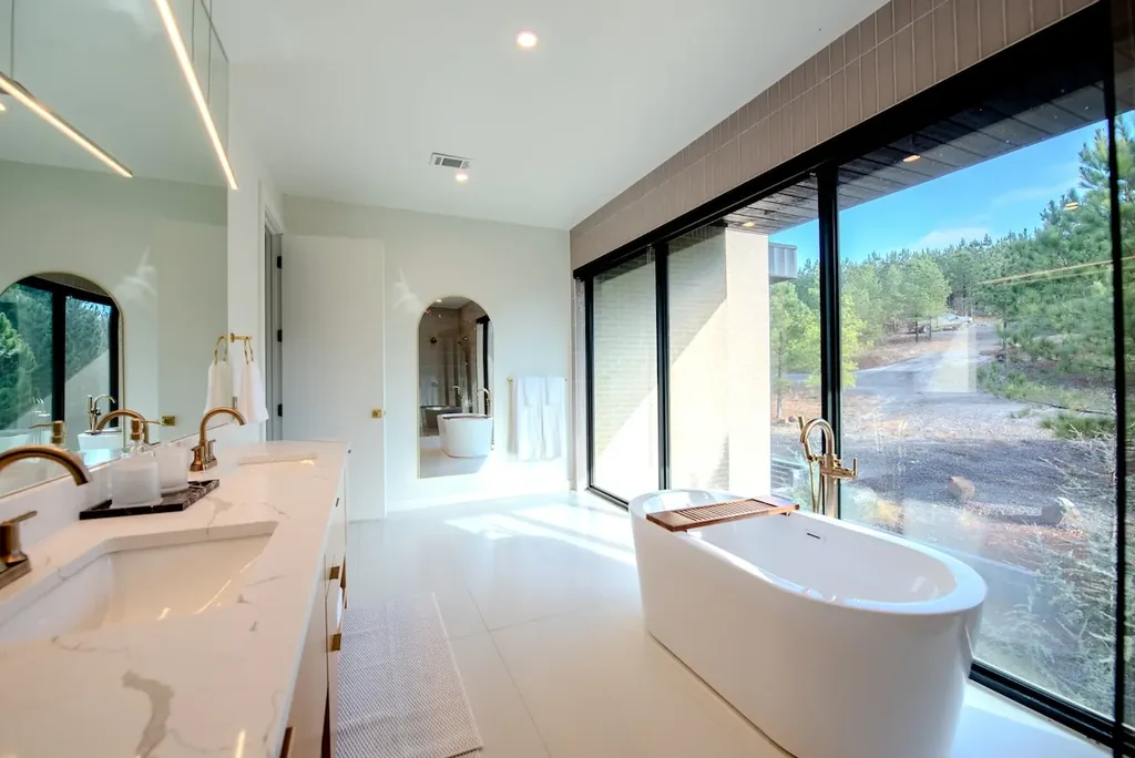 The Jade / Architectural Marvel — Full bathroom 1 image 2