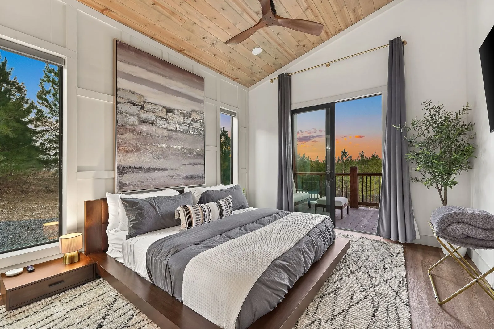 King suite 1 at The Malibu with a king bed