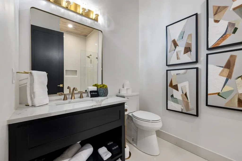 Full Bathroom 4 vanity with black cabinetry